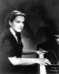 Нина Емельянова в 1942 году.