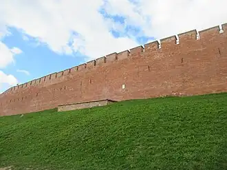 Стена с фундаментом и табличкой