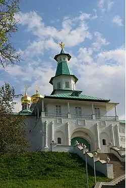 Западная надвратная башня