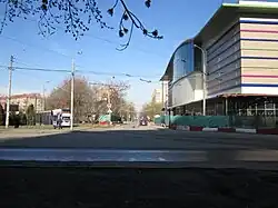 Начало Новопетровской улицы. Справа — строящийся ТЦ «Петровский».(апрель 2016 года)