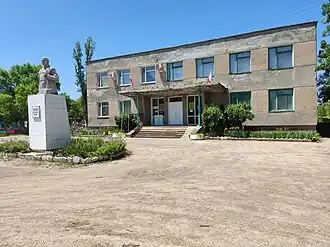 Памятник Ленину и здание сельской администрации