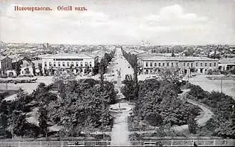 Площадь Платова на заднем плане открытки