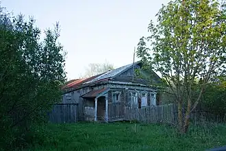 один из последних относительно целых домов в Нучарове