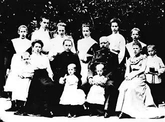 На переднем плане младшие дочери Н. Э. Мантейфель, Мария Николаевна Мантейфель (Тарасова) и Ирина Николаевна Мантейфель.