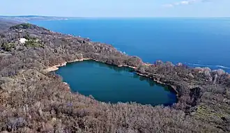 Вид с высоты на озеро Бучак у села Бучак