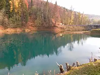 Озеро Красный Ключ (вид на плотину и источник с правого берега)