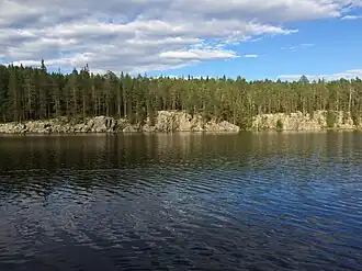 Скалы на северо-восточном берегу Пизанца