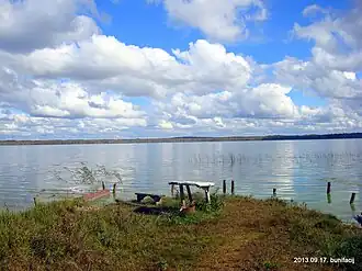 Рыбацкая стоянка на берегу озера