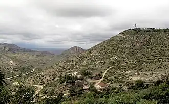 Вид на бердашенский музей (здание с гигантской статуей) и Кусаберд (Девичья крепость — арм.).