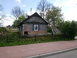 Старинный дом и придорожный крест