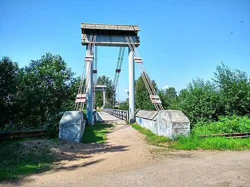 Пешеходный мост через речку