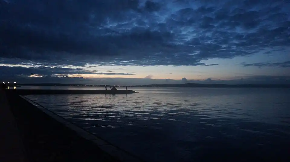 Онежская набережная в темное время суток летом