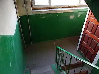 Лестничная площадка между 6 и 7 этажами, где произошло убийство.