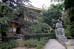 Современный вид фасада и памятник Лесе Украинке