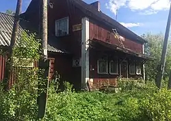 Старая табличка на вокзальном здании.