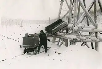 Отвальный молодёжной бригады Шароватова позразделения «Маршальский» Сироткин Валентин Спиридонович. Из фотоальбома «Из опыта политико-воспитательной работы среди заключенных» Индигирского ИТЛ УСВИТЛа. 1957 г.