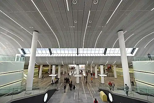 Спуск в совмещённый холл под платформой МЦК из наземного вестибюля