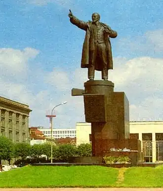 Вид на радиовышку с площади Ленина в 1986 году. Вышка имеет высоту 100 метров и её венчают антенны каналов системы «Алтай»