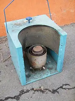 Вид спереди. Видна изогнутая полукругом теплоотражающая пластина