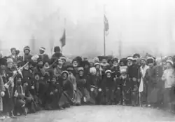 Сидят: 3-й слева Узун-Хаджи, 5-й — Тарко-Хаджи Гарданов, 6-й — Сиражудин-Хаджи из Инхо