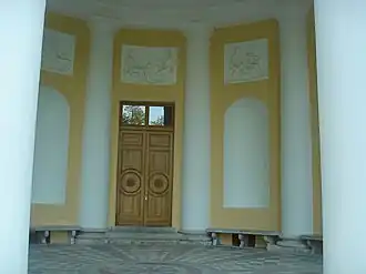 Барельефы над входом ротонды