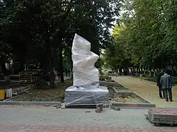 Памятник до открытия