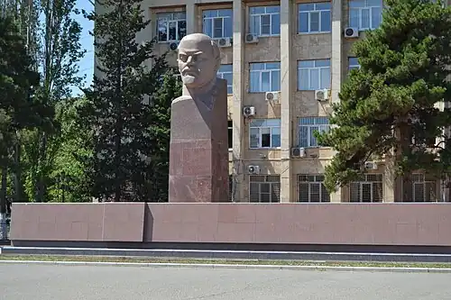 Памятник В. Ленину