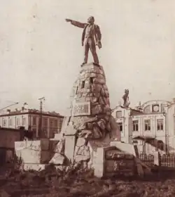 Предыдущий памятник, стоявший на площади до 1957 года