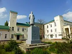 Памятник В.В. Куйбышеву перед проходной комбината