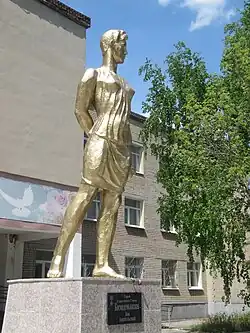 Памятник Зое Космодемьянской у школы № 72