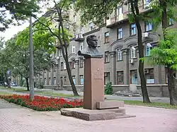 Памятник В. А. Лягину на улице его имени (1974, скульп. Н. Л. Игнатьев, Е. И. Максименко, арх. Г. Г. Портных)