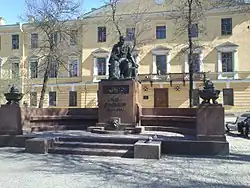 Памятник перед зданием Николаевского кавалерийского училища в Санкт-Петербурге, 1916.Скульптор Б. М. Микешин