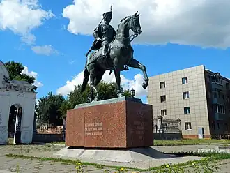 Памятник Н. А. Дуровой перед воротами Троицкого кладбища