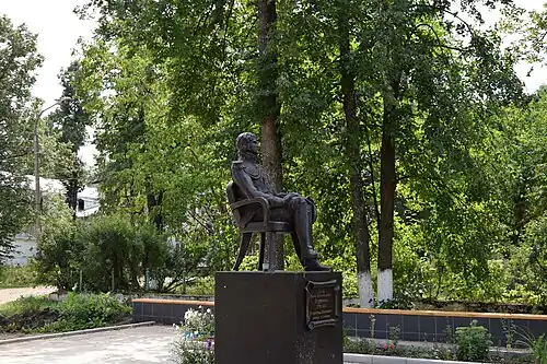 Памятник графу П. А. Строганову в посёлке