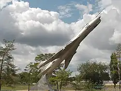 Самолёт-памятник Су-17 близ комплекса «Крыло Икара»