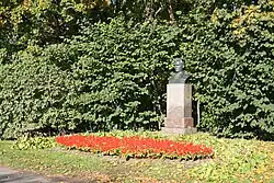 Памятник Кирову у 2-го Елагина моста