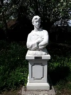 Памятник С. А. Есенину, находится во дворе.