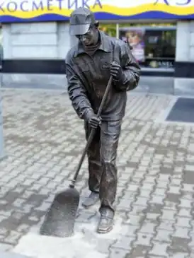 Памятник дворнику