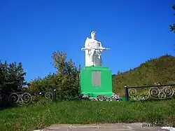 Памятник около замчища