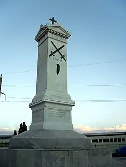 Лицевая сторона монумента с рельефным изображением