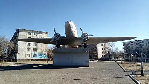 Памятник самолёту Ли-2