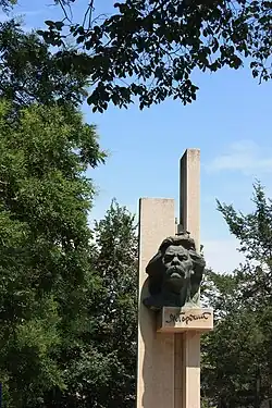 Памятник А. М. Горькому.  Объект культурного наследия народов РФ регионального значения. Рег. № 911710841150005 (ЕГРОКН)