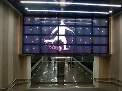 Панно над спуском на платформу