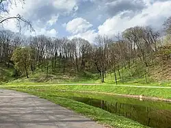 Зона отдыха вдоль реки