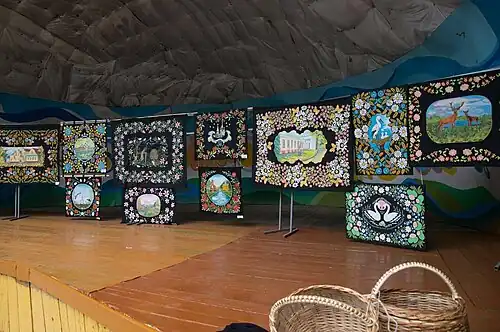 Расписные ковры на Международном фестивале "Звенят цимбалы и гармоник" в Поставах, фото 2015 года