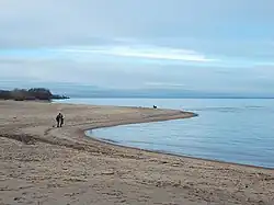 Песчаный пляж на северном берегу