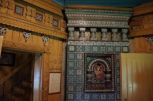 Печь с керамическими изразцами в бане-теремке