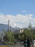 Вид на вершину пика Советов из юго-западной части города Алматы (перекресток улиц Саина-Шаляпина)