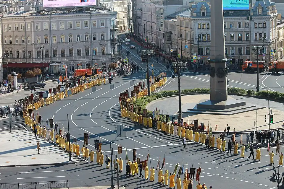 Крестный ход на площади Восстания