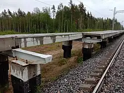 Недостроенная платформа.